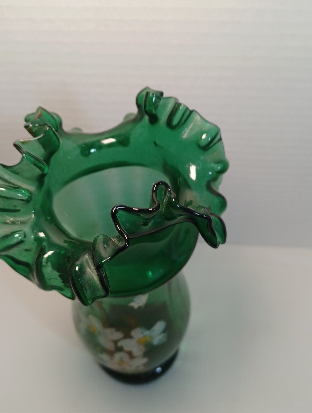 Fenton Style Green Hand-Painted Glass Ruffled Vase Beautiful Victorian Style - Picture 4 of 11